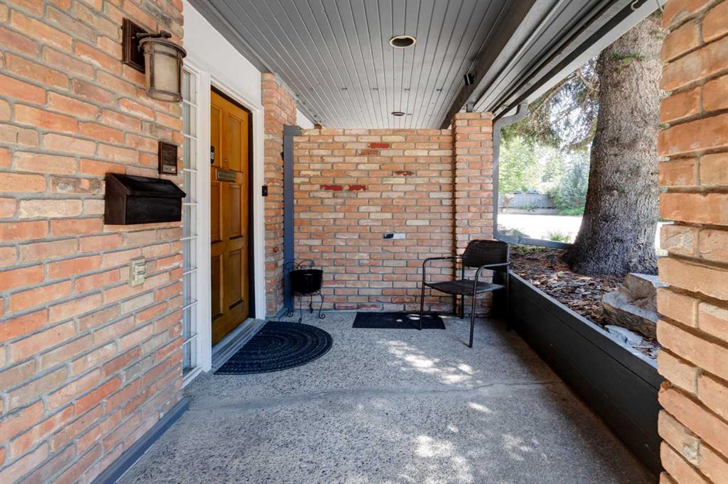 4037 42 Street NW #212 photo 2