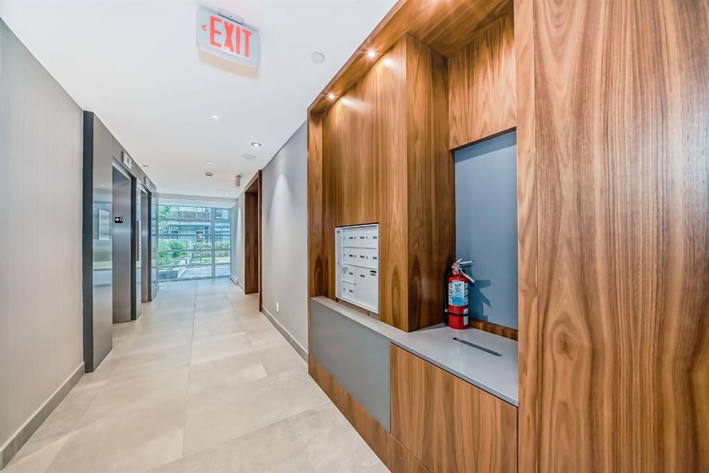 88 Waterfront Mews SW #102 photo 3