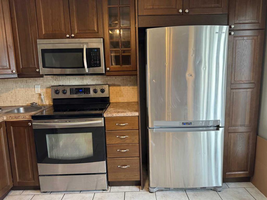 220 Erin Mount Crescent SE #8 photo 4