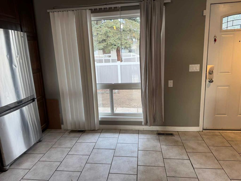 220 Erin Mount Crescent SE #8 photo 5