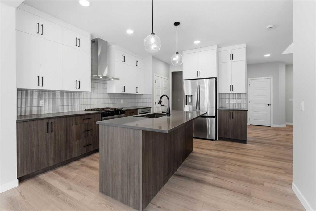 921 Chinook Winds Meadow SW photo 4