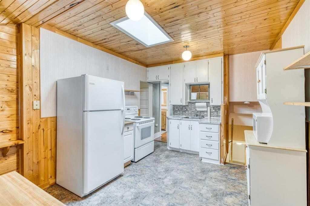 1816 27 Avenue SW photo 3