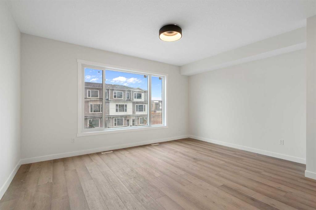 8808 48 Street NE photo 2