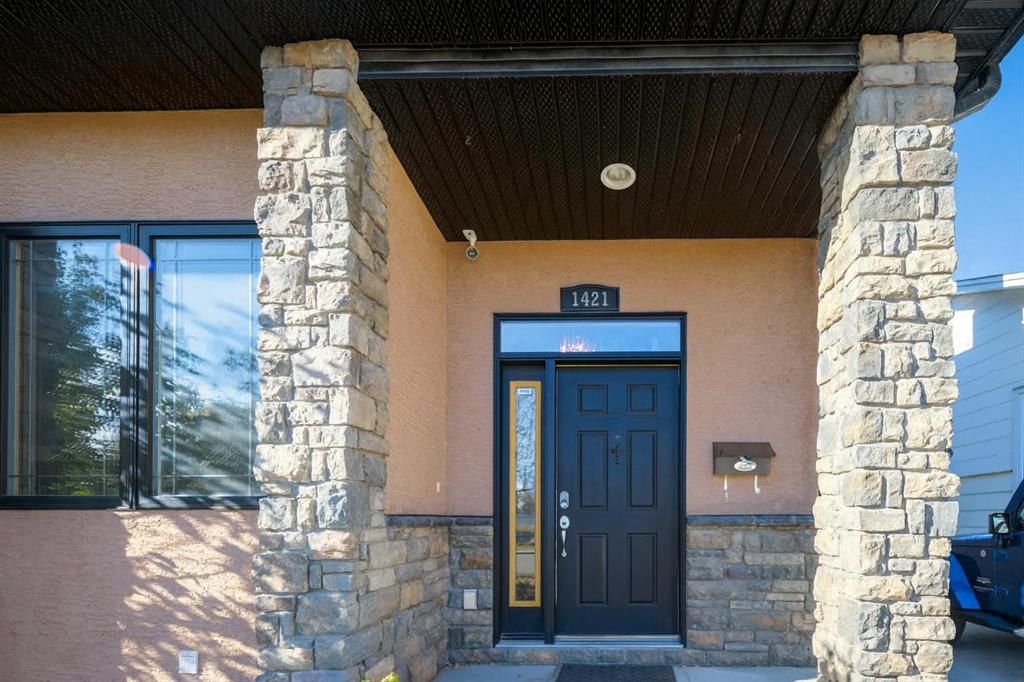 1421 40 Street SW photo 2