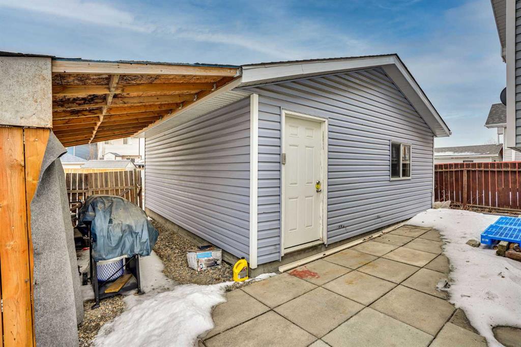 131 Martinridge Grove NE photo 4