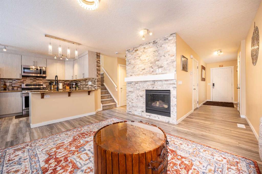 60 Covecreek Mews NE photo 3