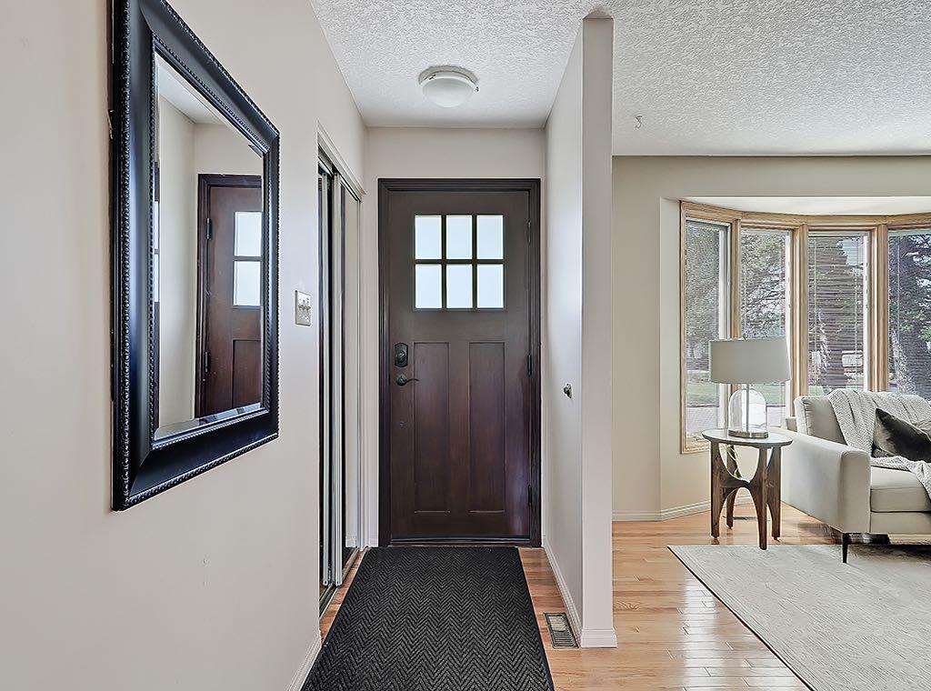44 Granlea Place SW photo 2