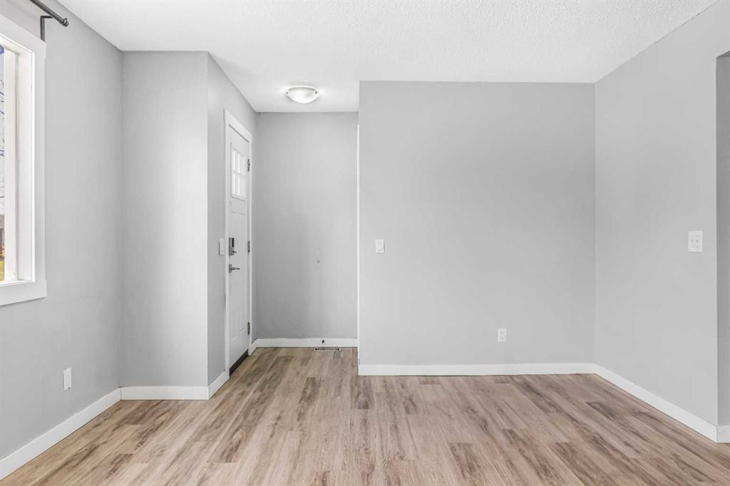 183 Penbrooke Close SE photo 2