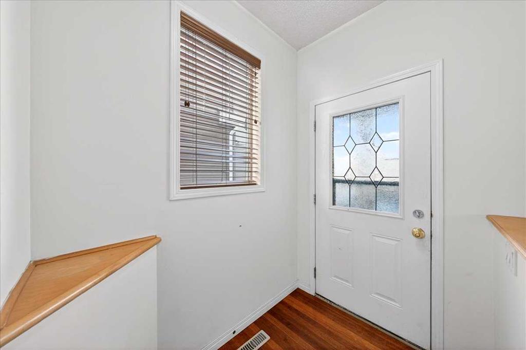 34 Saddlecrest Crescent NE photo 3