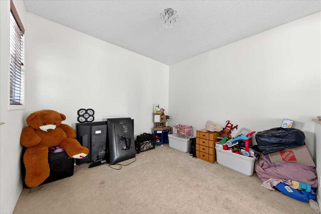 34 Saddlecrest Crescent NE photo 4