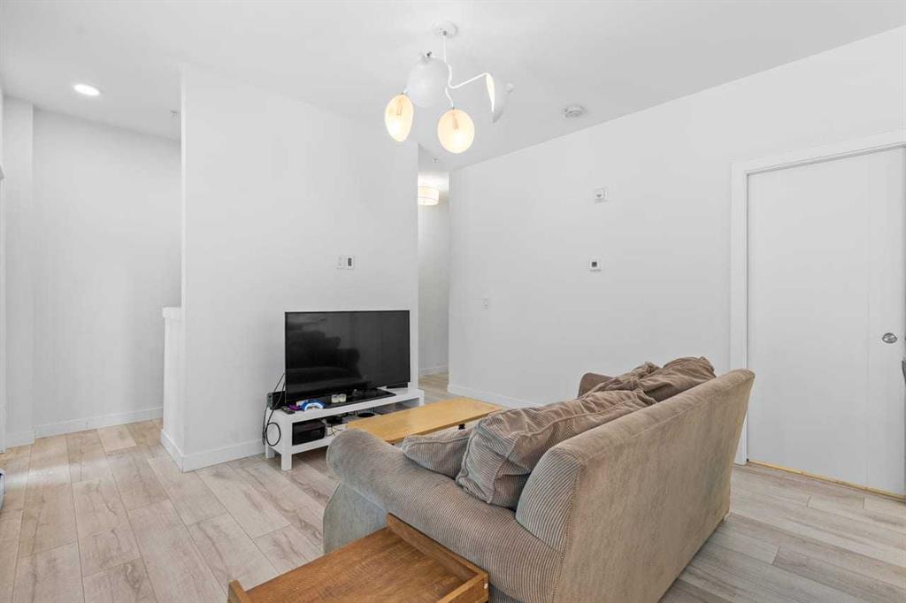 3125 39 Street NW #110 photo 4