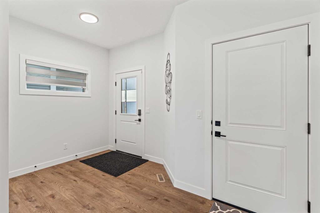116 Ambleside Crescent NW photo 4