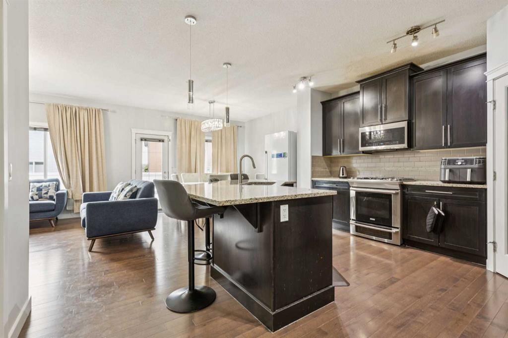 325 Evanspark Gardens NW photo 2