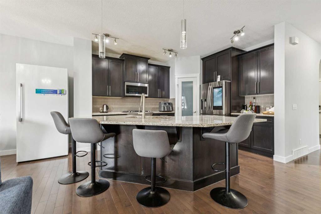 325 Evanspark Gardens NW photo 3