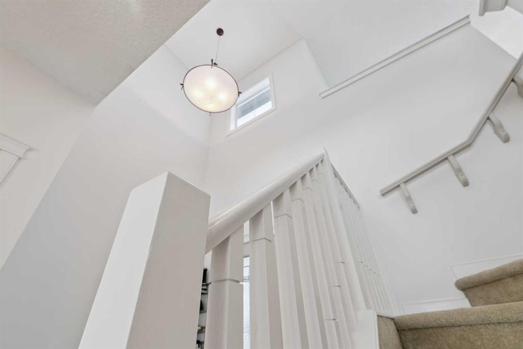 47 Everbrook Crescent SW photo 3