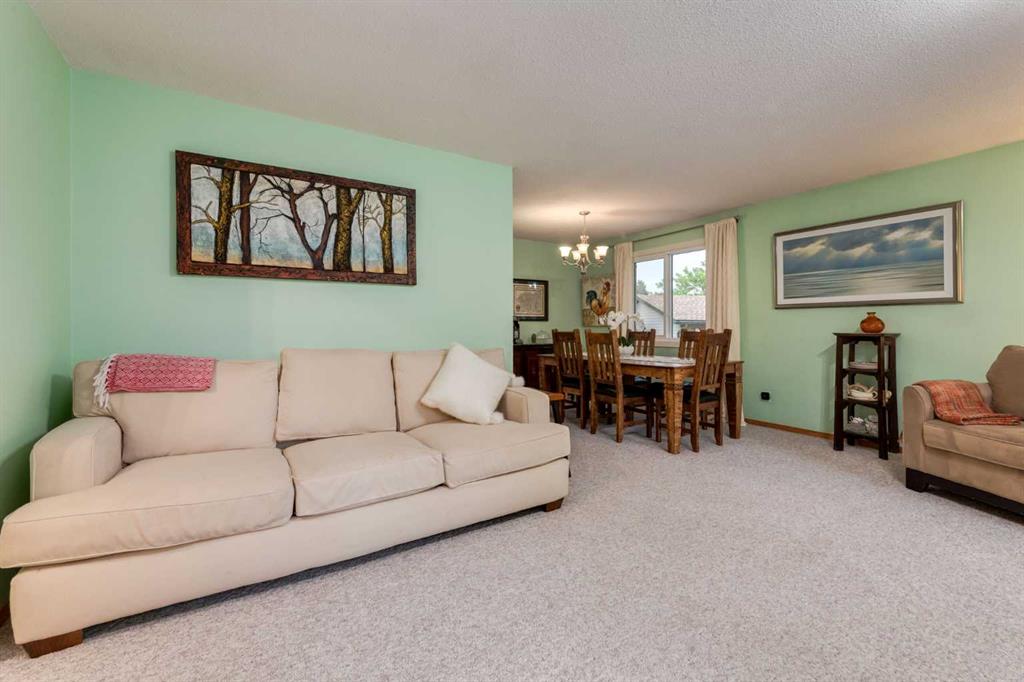 220 Oakridge Place SW photo 2