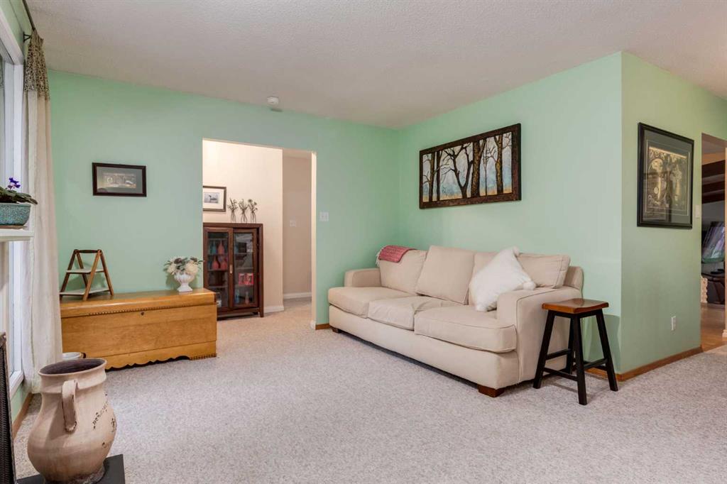 220 Oakridge Place SW photo 3