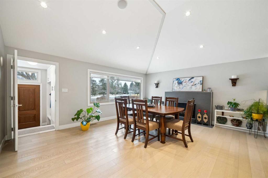 16 MEADOWLARK Crescent SW photo 3