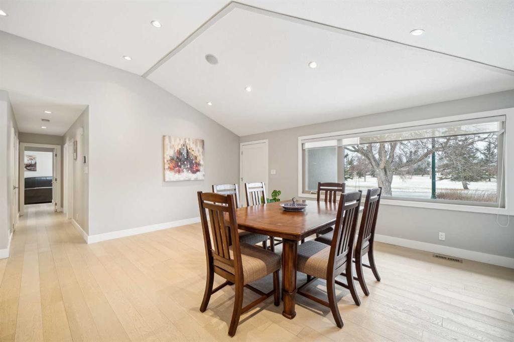 16 MEADOWLARK Crescent SW photo 4