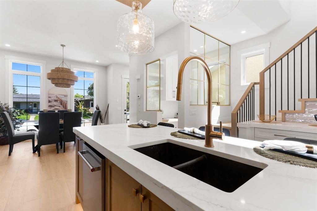 1425 44 Street SW photo 2