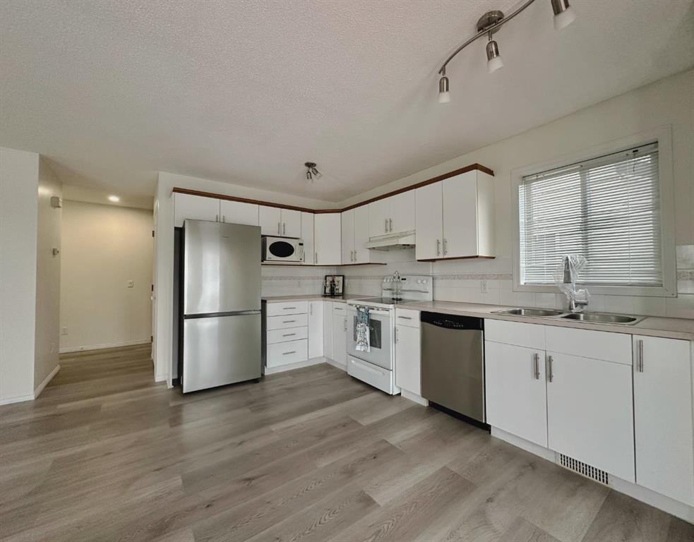 139 Bridlewood Circle SW photo 4