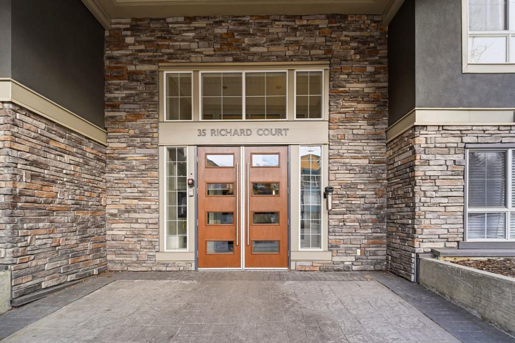 35 Richard Court SW #426 photo 3