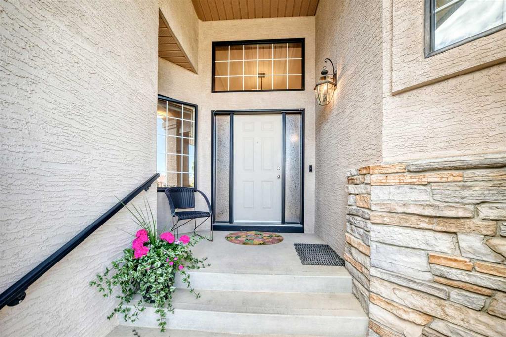 60 Hamptons Terrace NW photo 4