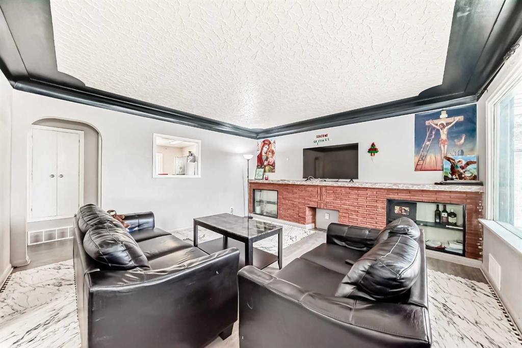 2517 36 Street SE photo 4