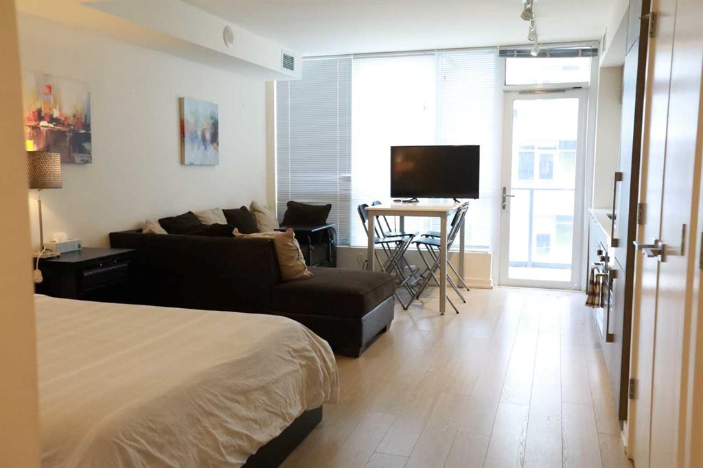 51 Waterfront Mews SW #304 photo 4
