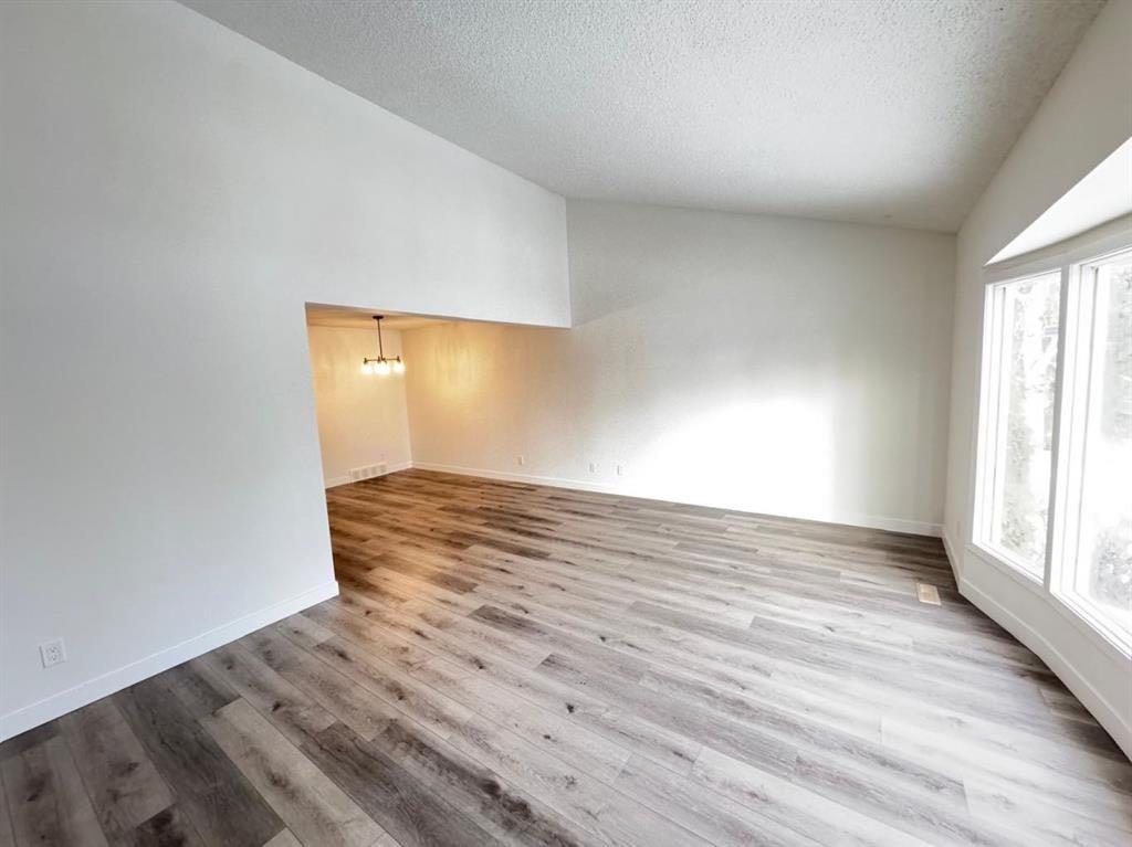 6879 Rundlehorn Drive NE photo 2