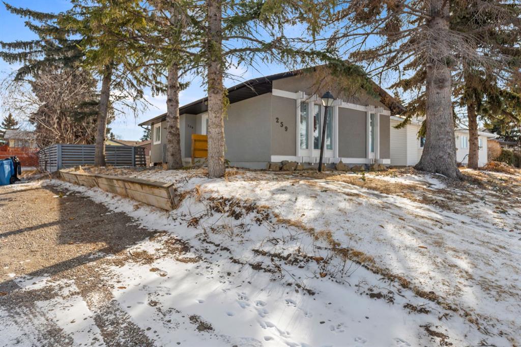 259 MANORA Crescent NE photo 2