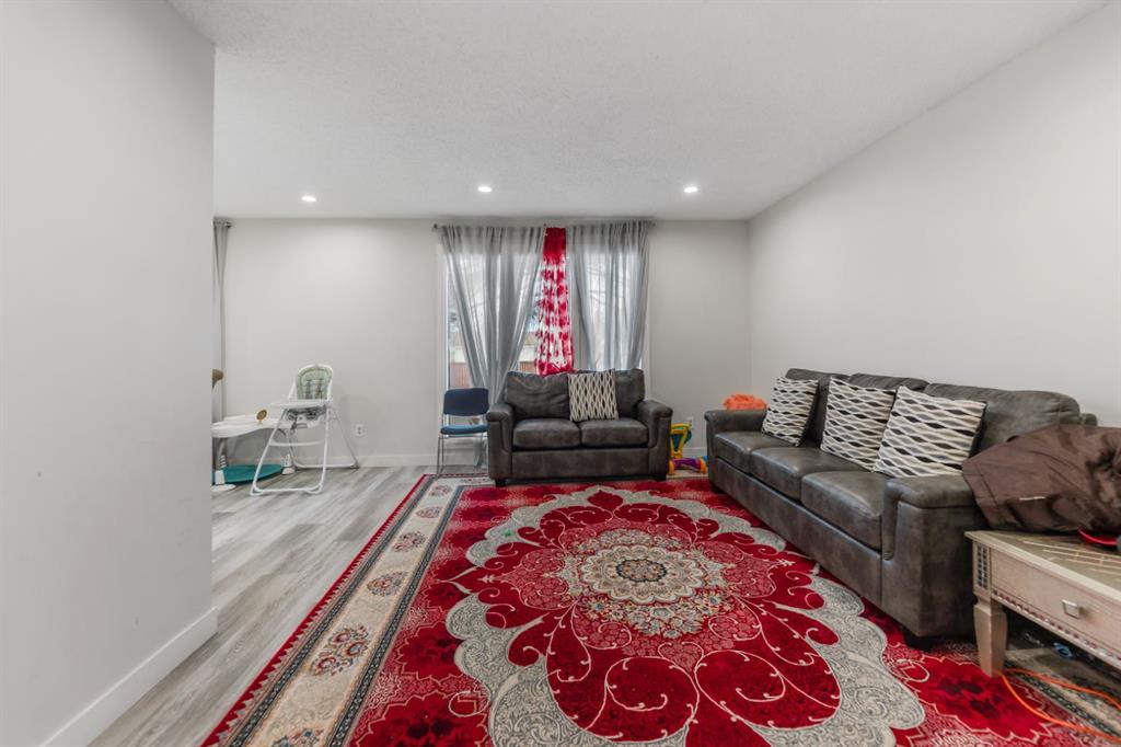 259 MANORA Crescent NE photo 4