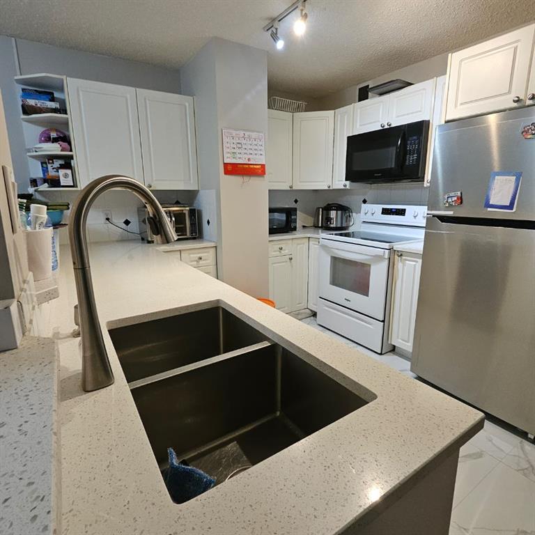 511 56 Avenue SW #203 photo 4