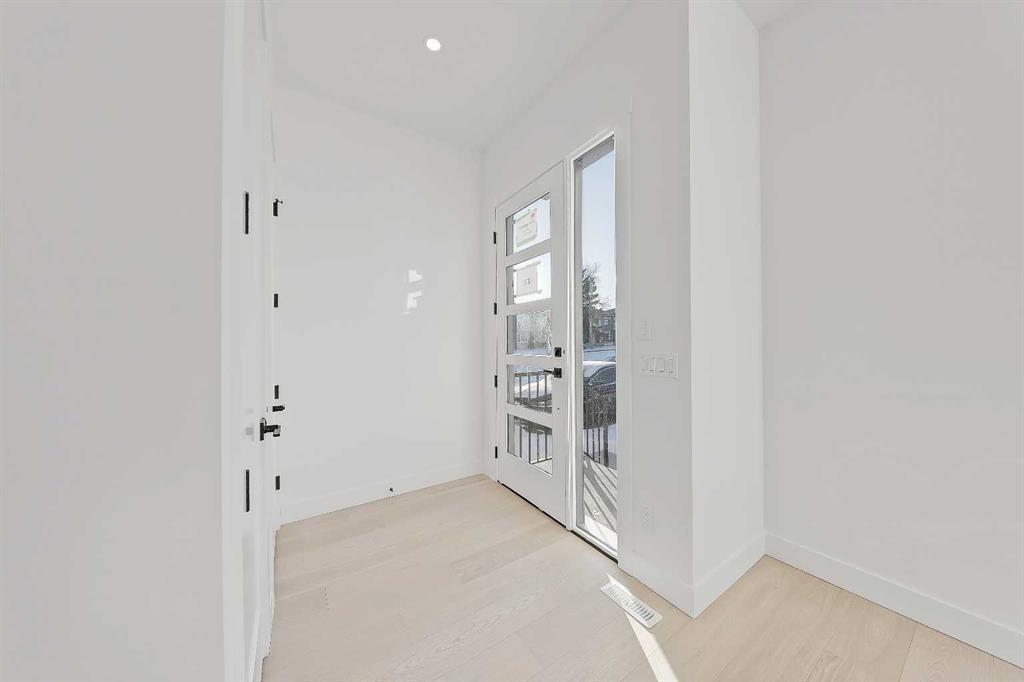 3536 43 Street SW photo 2