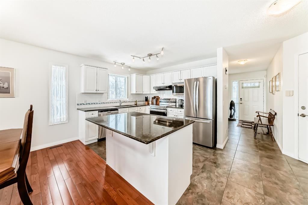 157 Hawkstone Manor NW photo 4