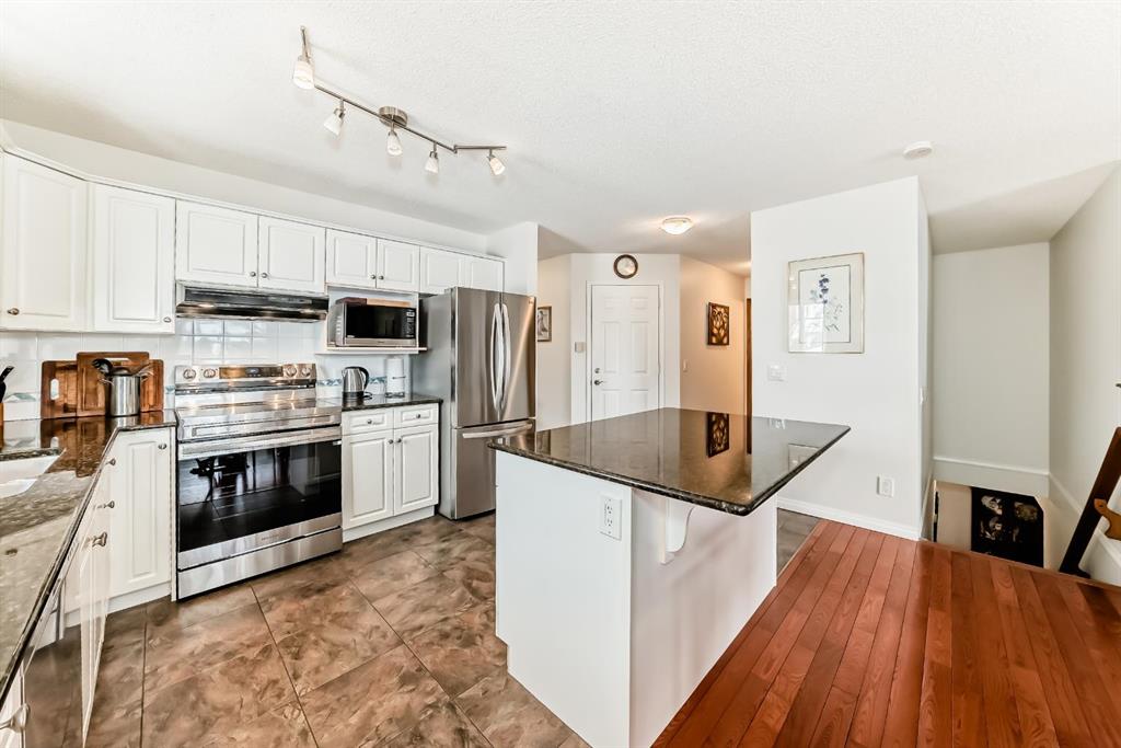 157 Hawkstone Manor NW photo 5