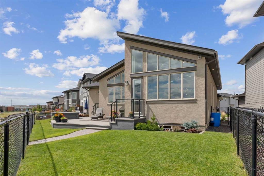 64 Walcrest View SE photo 3