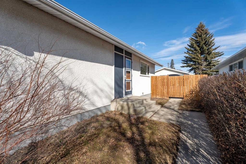 8 Van Horne Crescent NE photo 3