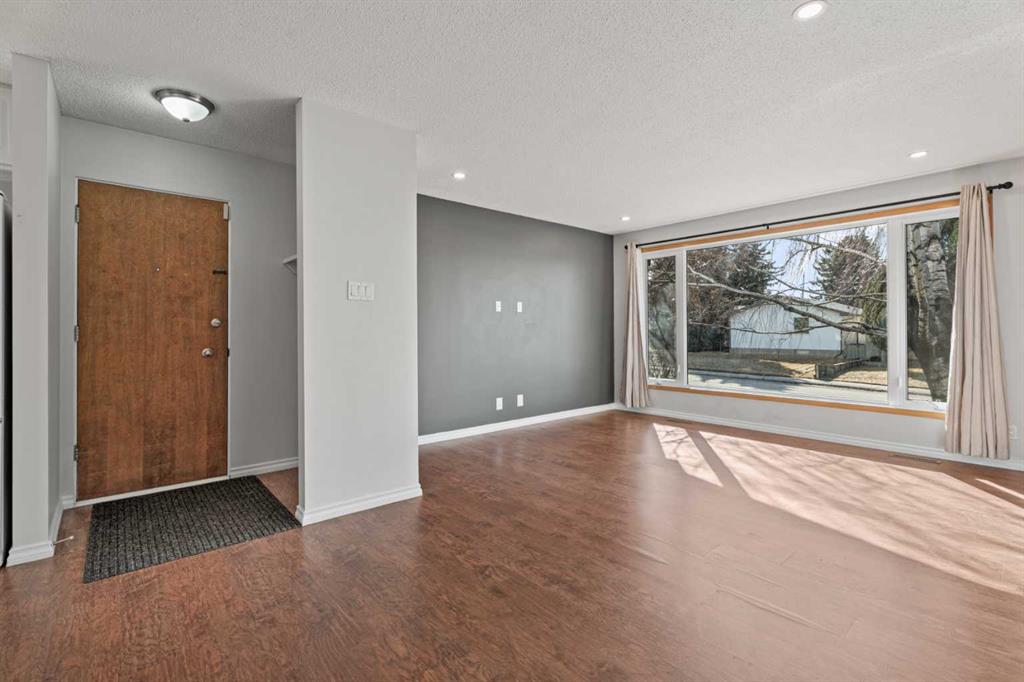 8 Van Horne Crescent NE photo 4