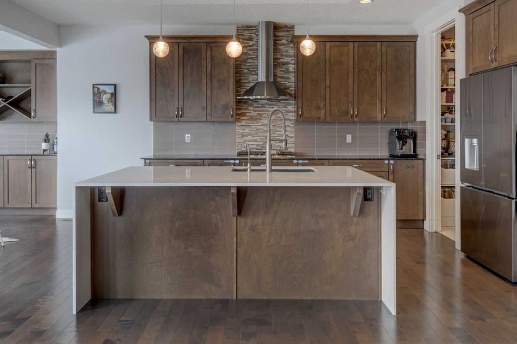 546 Sherwood Boulevard NW photo 3