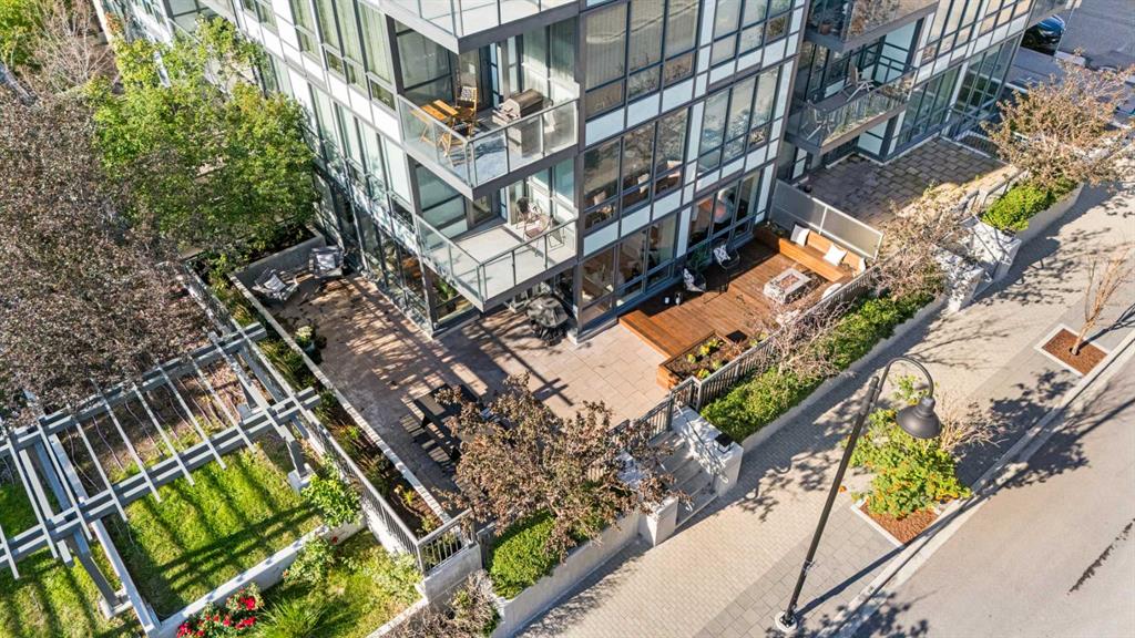 128 2 Street SW #102 photo 2
