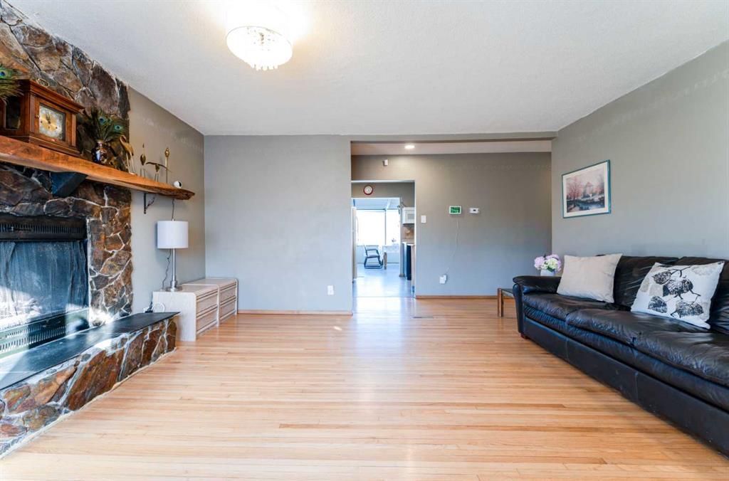 2018 Cottonwood Crescent SE photo 3