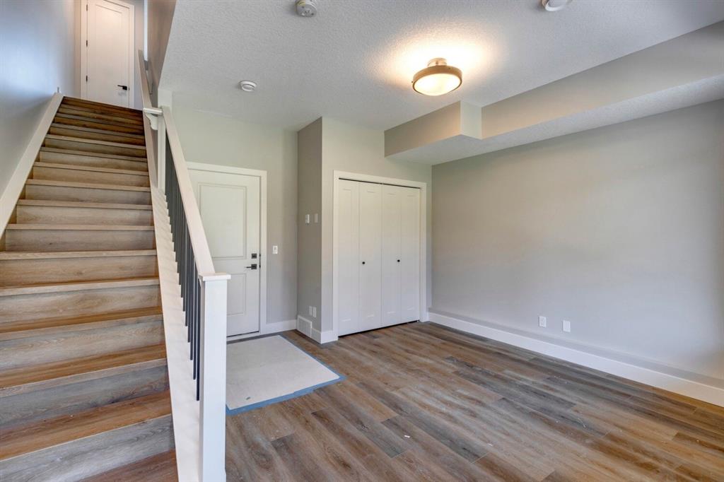 81 Royal Elm Green NW photo 3