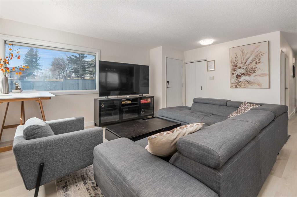 4504 14 Street NW photo 2