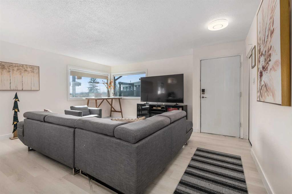 4504 14 Street NW photo 5