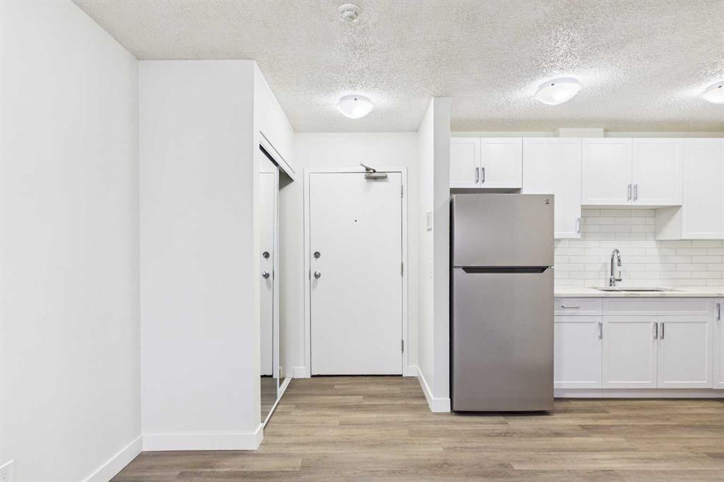 1712 38 Street SE #111 photo 4