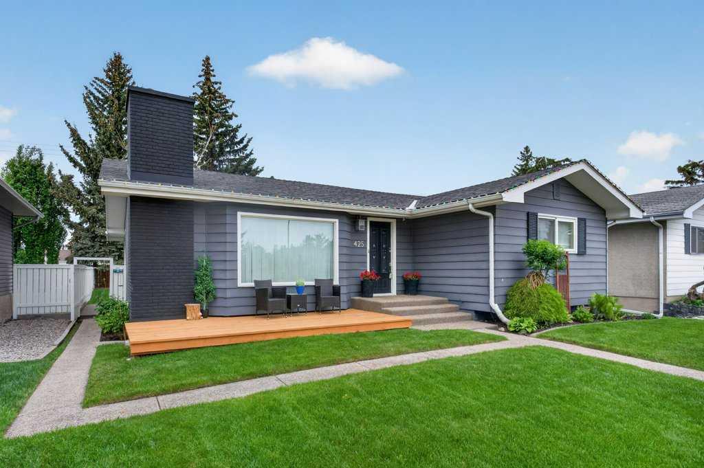 425 Woodland Crescent SE photo 2