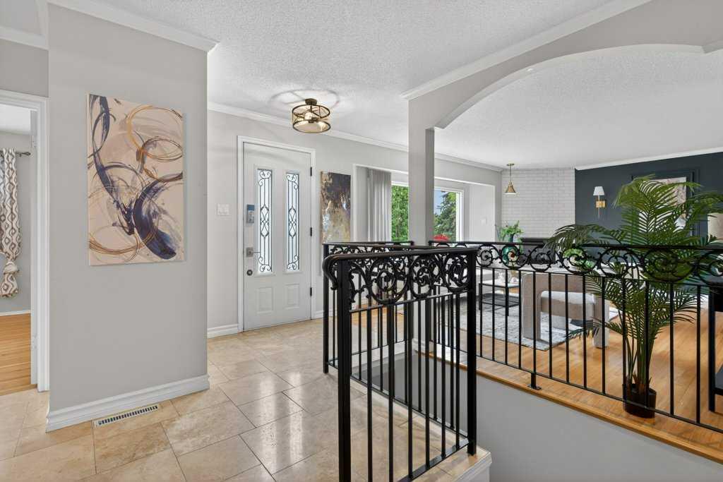 425 Woodland Crescent SE photo 3