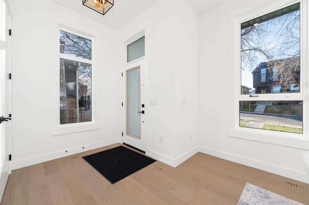 1444 43 Street SW photo 2