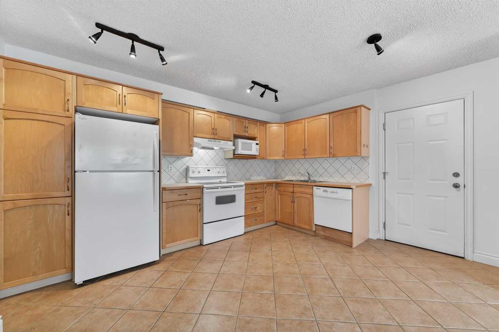 1815 26 Avenue SW #10 photo 3